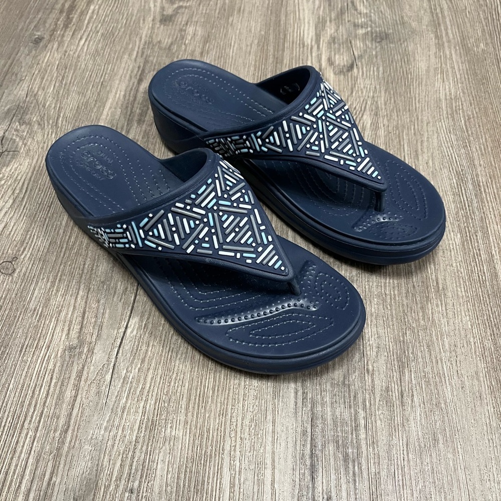Crocs Womens Monterey Embellished Beaded Wedge Flip Flops Sandals 11 Navy